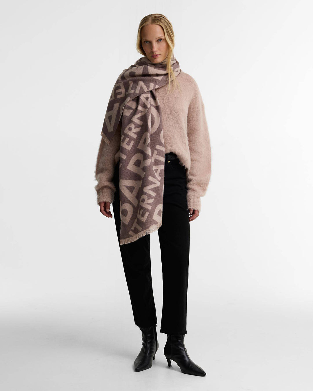 B.Intl Kenna Logo Scarf/Šal LSC0504