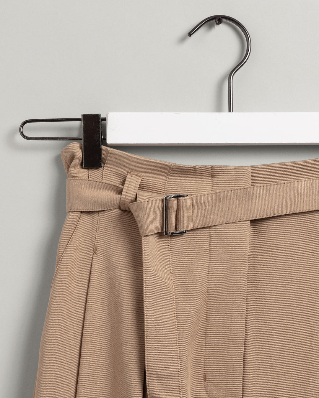 GANT High-Waisted Fluid Pleated Chinos/Hlače 4150225