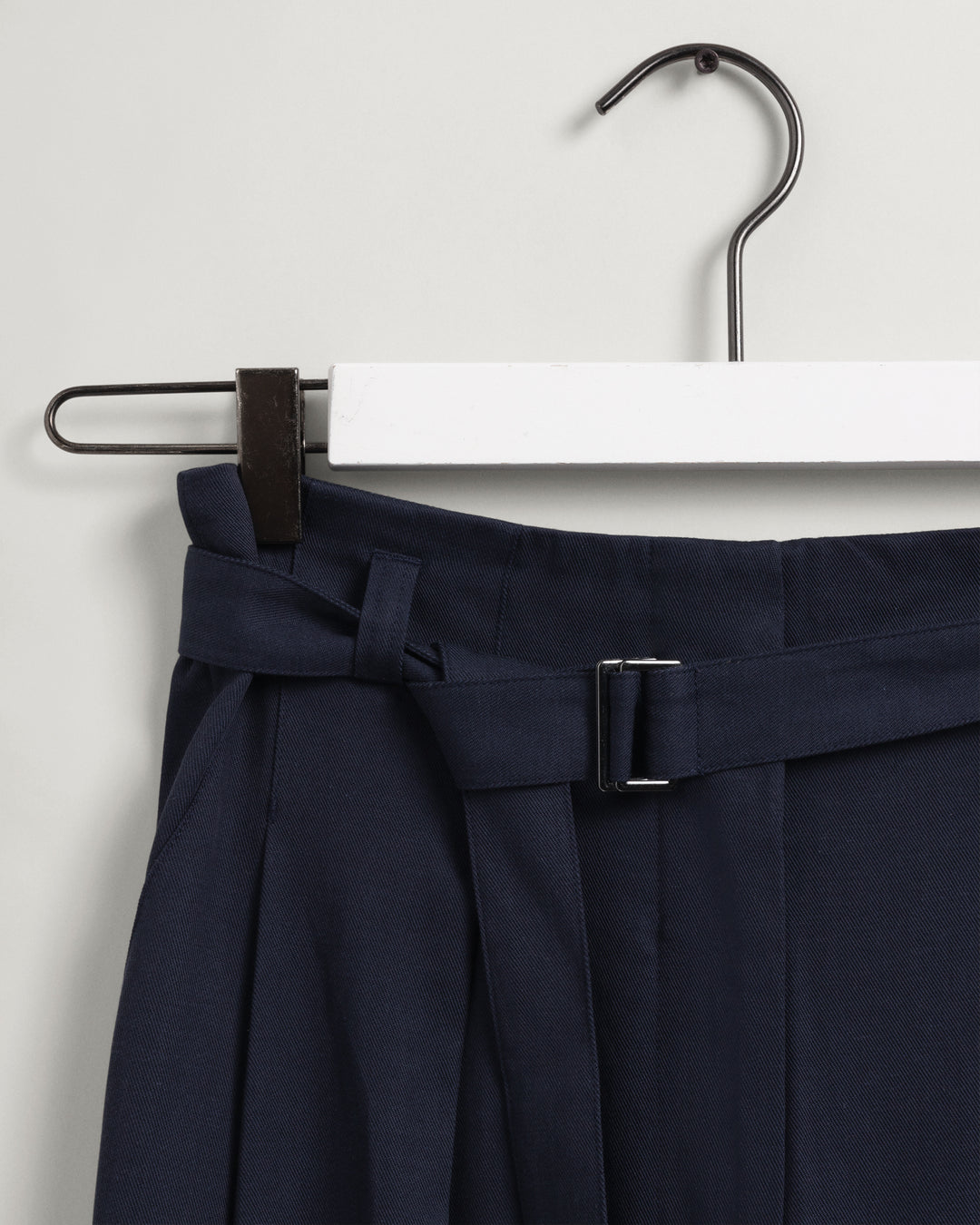 GANT High-Waisted Fluid Pleated Chinos/Hlače 4150225
