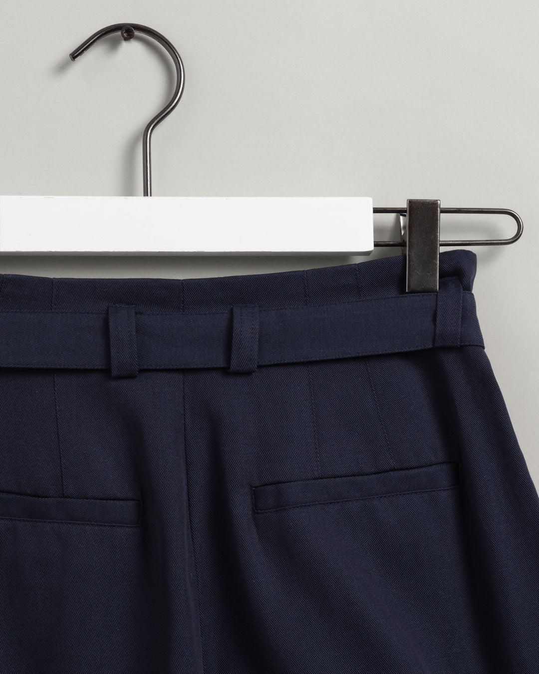 GANT High-Waisted Fluid Pleated Chinos/Hlače 4150225