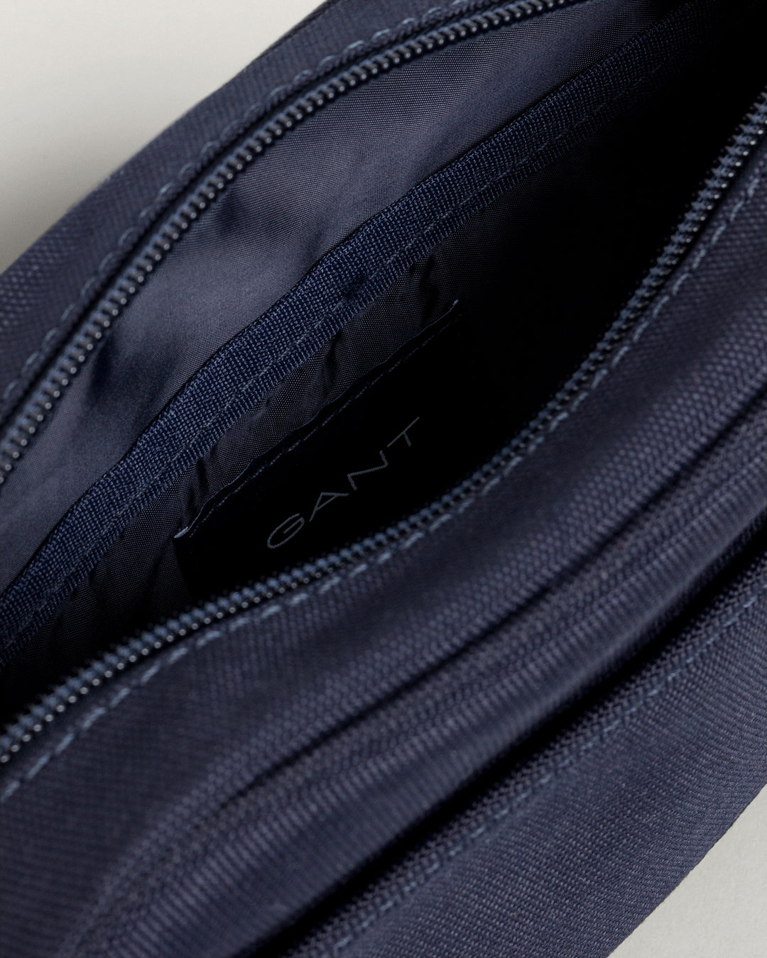 GANT Essential Shoulder Bag/Torba 9970169 ODRŽIVI IZBOR